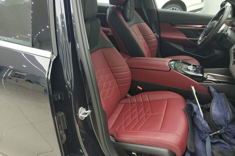 Used BMW 5 Series 2025 530Li Luxury Edition M Sport Package Right Front Seat