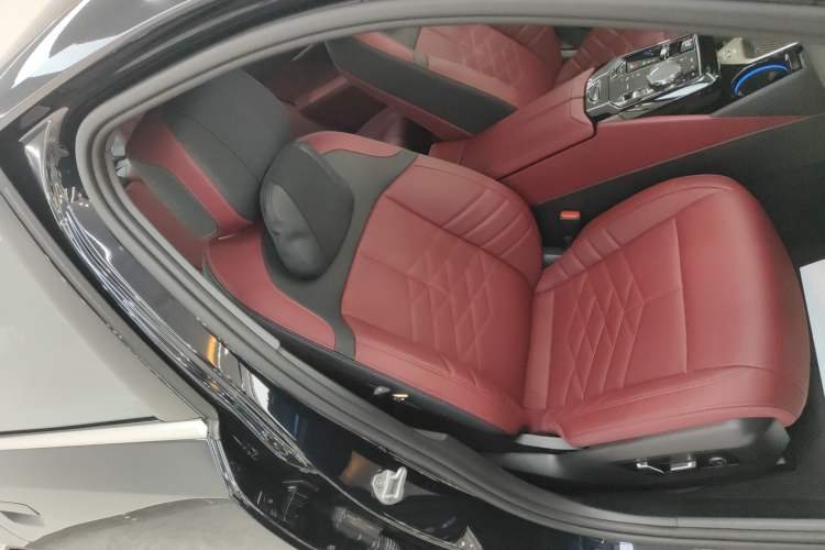 Used BMW 5 Series 2025 530Li Luxury Edition M Sport Package Right Front Seat