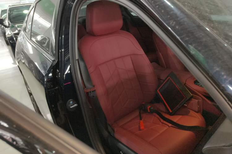 Used BMW 5 Series 2025 525Li M Sport Package Right Front Seat