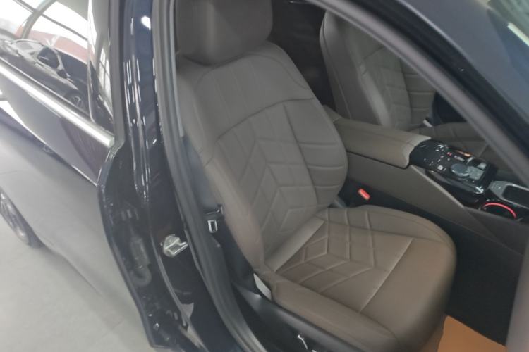 Used BMW 5 Series 2025 525Li M Sport Package Right Front Seat