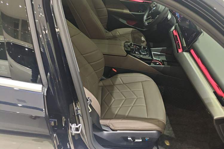 Used BMW 5 Series 2025 525Li M Sport Package Right Front Seat