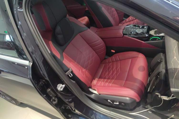 Used BMW 5 Series 2025 530Li Luxury Edition M Sport Package Right Front Seat