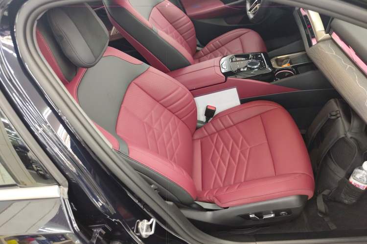 Used BMW 5 Series 2025 530Li Luxury Edition M Sport Package Right Front Seat