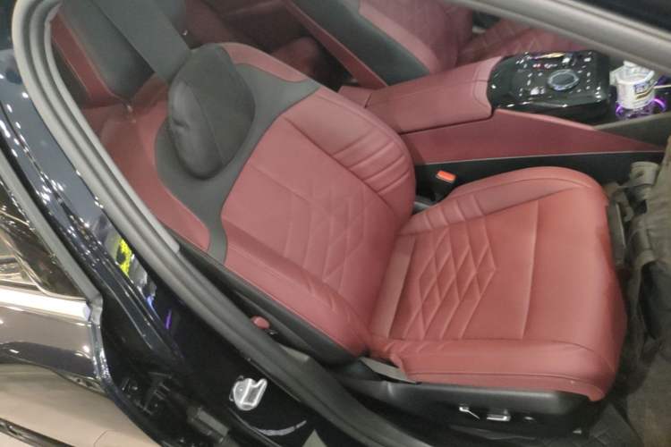 Used BMW 5 Series 2025 530Li Luxury Edition M Sport Package Right Front Seat