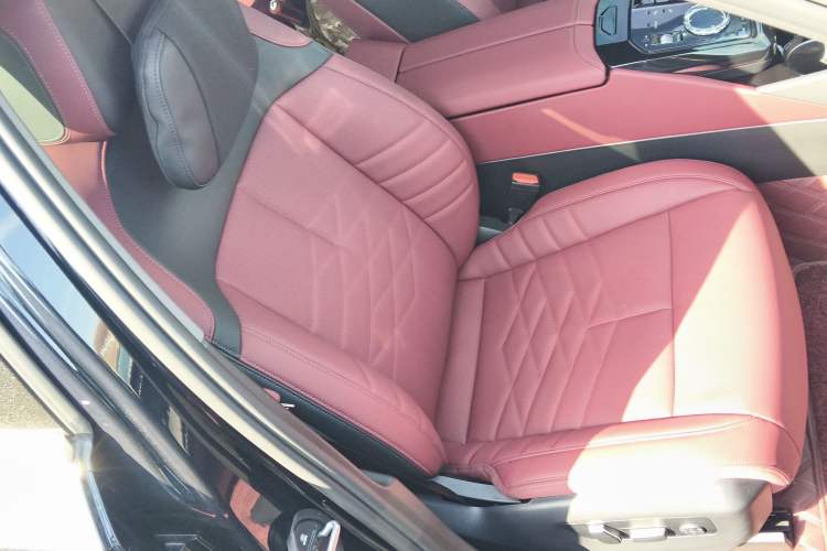 Used BMW 5 Series 2025 530Li Luxury Edition M Sport Package Right Front Seat
