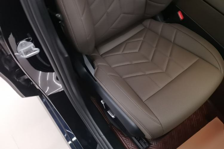 Used BMW 5 Series 2025 530Li Leading Model M Sport Package Right Front Seat