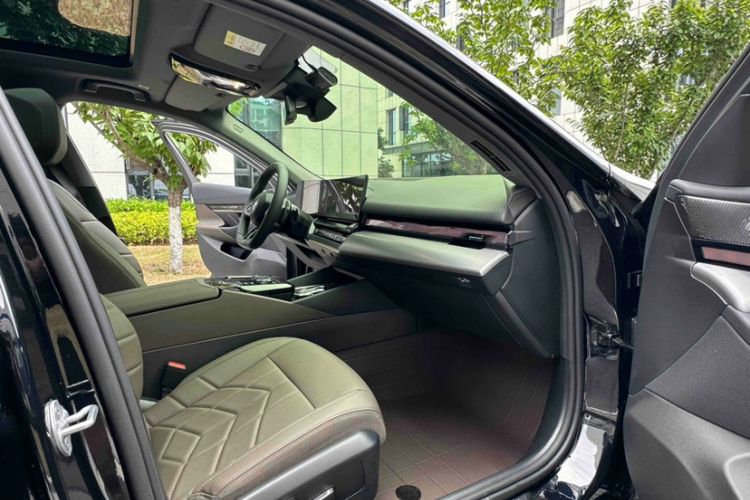 Used BMW 5 Series 2025 530Li Leading Model M Sport Package Right Front Seat