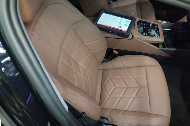 Used BMW 5 Series 2025 525Li Luxury Package Right Front Seat