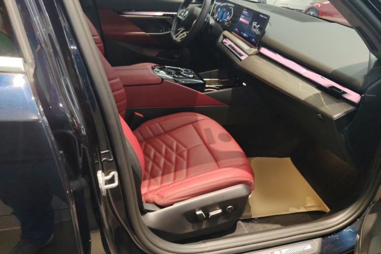 Used BMW 5 Series 2025 530Li Luxury Edition M Sport Package Right Front Seat
