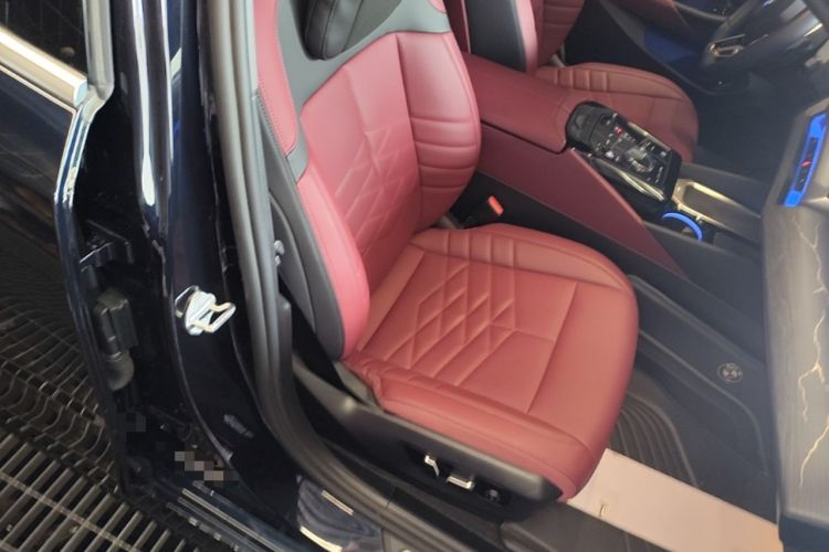 Used BMW 5 Series 2025 530Li Luxury Edition M Sport Package Right Front Seat