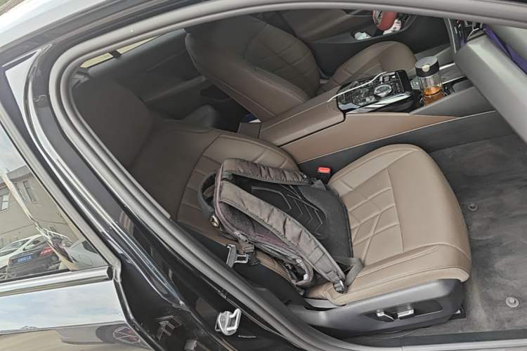 Used BMW 5 Series 2025 530Li Leading Model M Sport Package Right Front Seat
