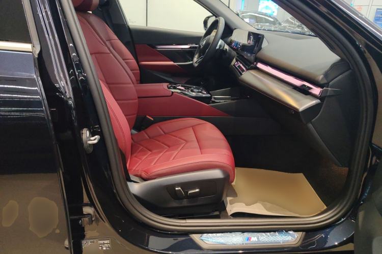 Used BMW 5 Series 2025 525Li M Sport Package Right Front Seat