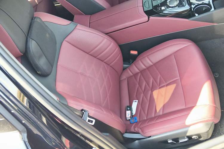 Used BMW 5 Series 2025 530Li Luxury Edition M Sport Package Right Front Seat