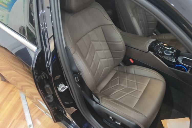 Used BMW 5 Series 2025 525Li M Sport Package Right Front Seat