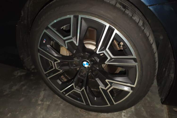 Used BMW 5 Series 2025 530Li Luxury Edition M Sport Package Right Front Wheel Hub