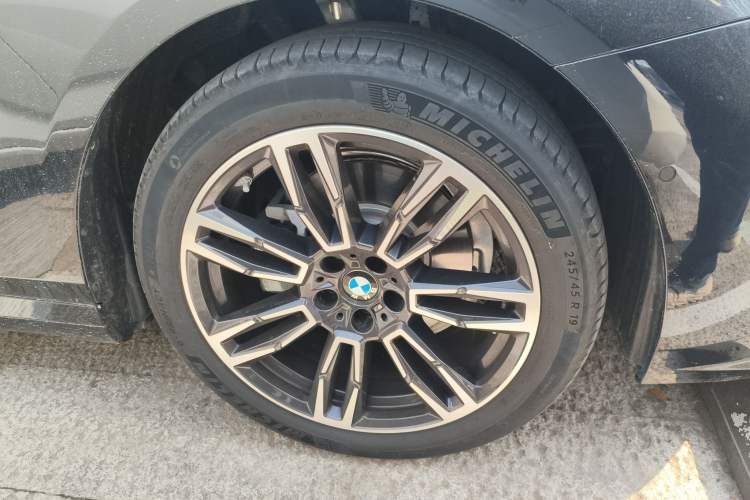 Used BMW 5 Series 2025 525Li M Sport Package Right Front Wheel Hub