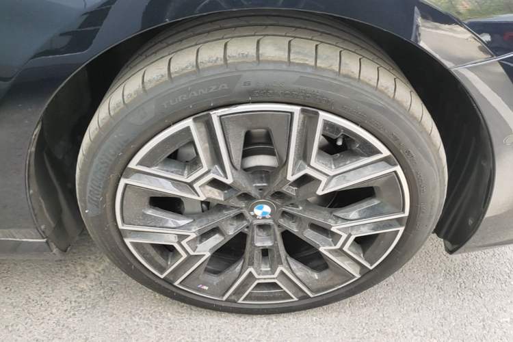 Used BMW 5 Series 2025 530Li Luxury Edition M Sport Package Right Front Wheel Hub