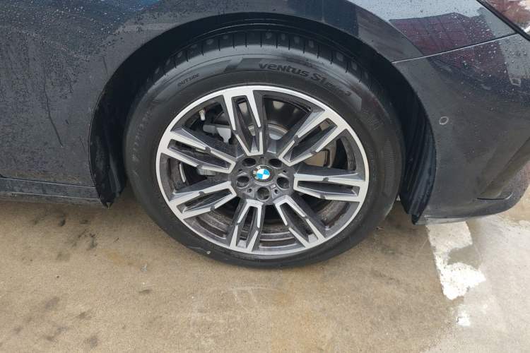 Used BMW 5 Series 2025 525Li M Sport Package Right Front Wheel Hub