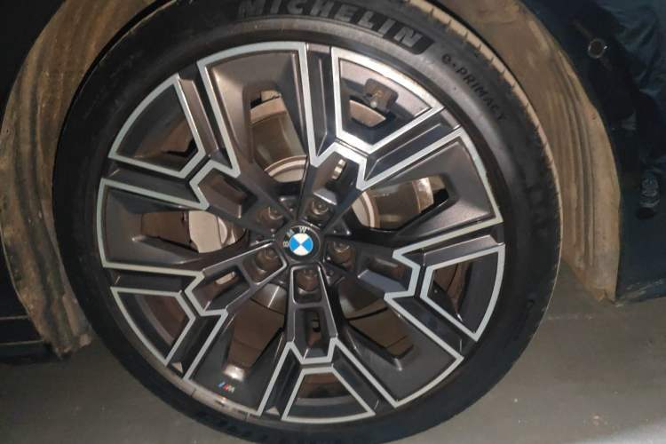 Used BMW 5 Series 2025 530Li Luxury Edition M Sport Package Right Front Wheel Hub