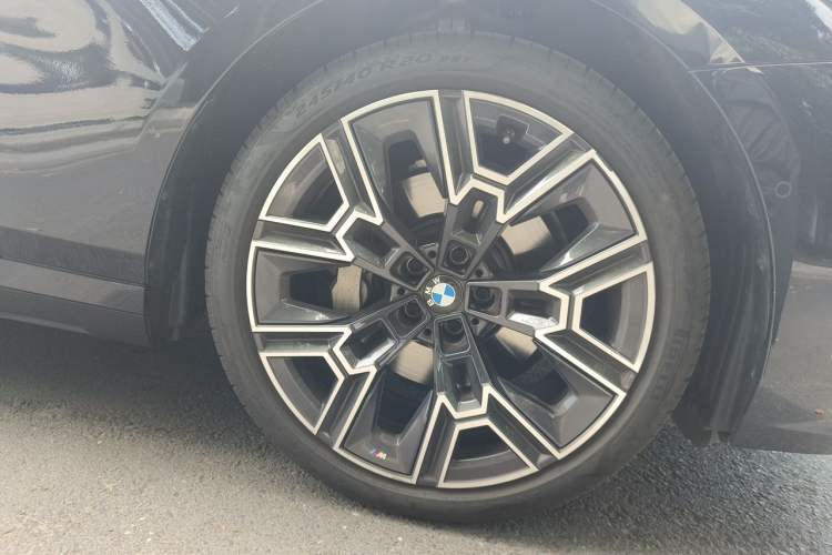 Used BMW 5 Series 2025 530Li Luxury Edition M Sport Package Right Front Wheel Hub