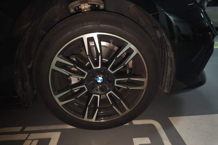 Used BMW 5 Series 2025 530Li Leading Model M Sport Package Right Front Wheel Hub