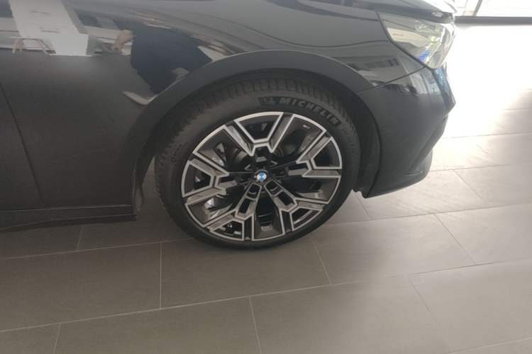 Used BMW 5 Series 2025 530Li Luxury Edition M Sport Package Right Front Wheel Hub