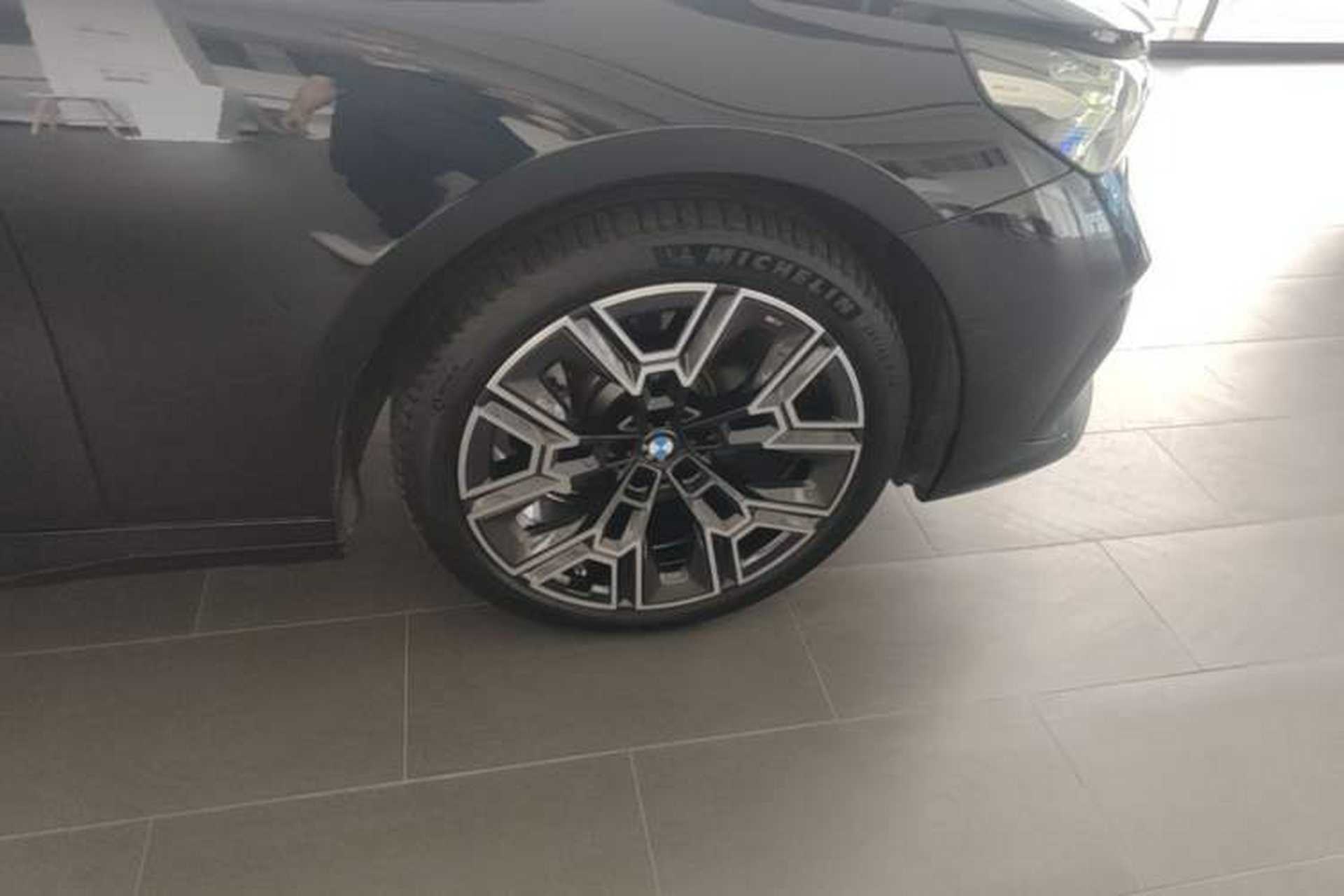 Used BMW 5 Series 2025 530Li Luxury Edition M Sport Package Right Front Wheel Hub
