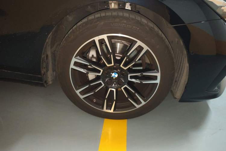 Used BMW 5 Series 2025 530Li Leading Model M Sport Package Right Front Wheel Hub