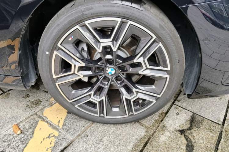 Used BMW 5 Series 2025 530Li Luxury Edition M Sport Package Right Front Wheel Hub