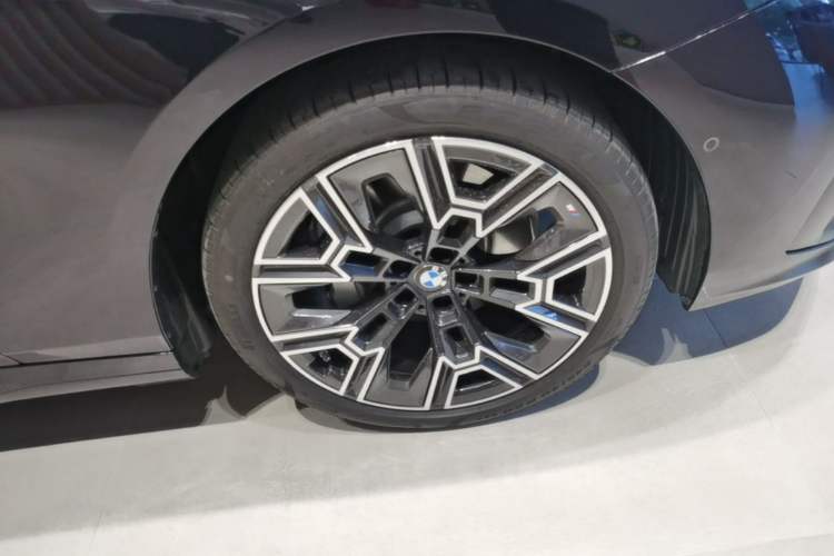 Used BMW 5 Series 2025 530Li Luxury Edition M Sport Package Right Front Wheel Hub