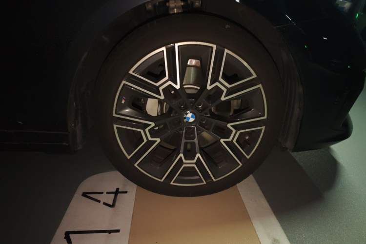 Used BMW 5 Series 2025 530Li Luxury Edition Premium Package Right Front Wheel Hub