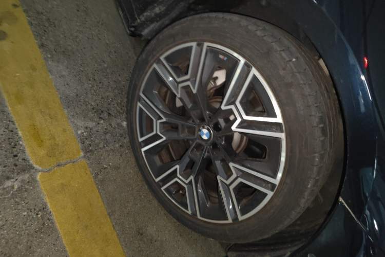 Used BMW 5 Series 2025 530Li Luxury Edition M Sport Package Right Front Wheel Hub