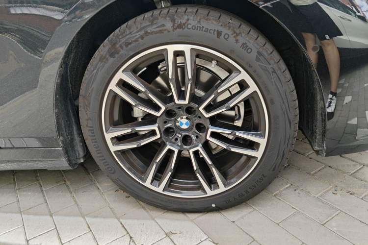 Used BMW 5 Series 2025 525Li M Sport Package Right Front Wheel Hub