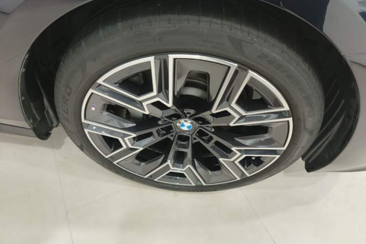 Used BMW 5 Series 2025 530Li Luxury Edition M Sport Package Right Front Wheel Hub