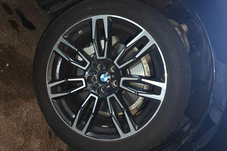 Used BMW 5 Series 2025 530Li Leading Model M Sport Package Right Front Wheel Hub