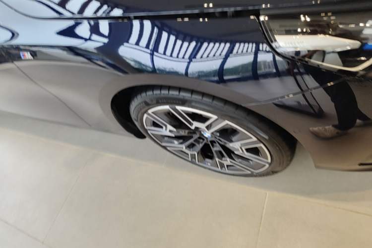 Used BMW 5 Series 2025 530Li Luxury Edition M Sport Package Right Front Wheel Hub