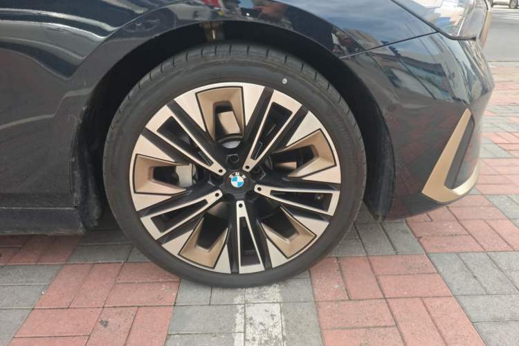 Used BMW 5 Series 2025 530Li Luxury Edition Premium Package Right Front Wheel Hub