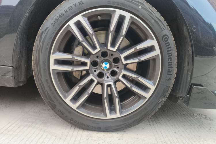 Used BMW 5 Series 2025 530Li Leading Model M Sport Package Right Front Wheel Hub