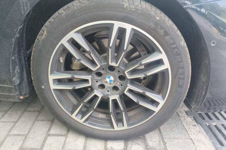 Used BMW 5 Series 2025 525Li M Sport Package Right Front Wheel Hub