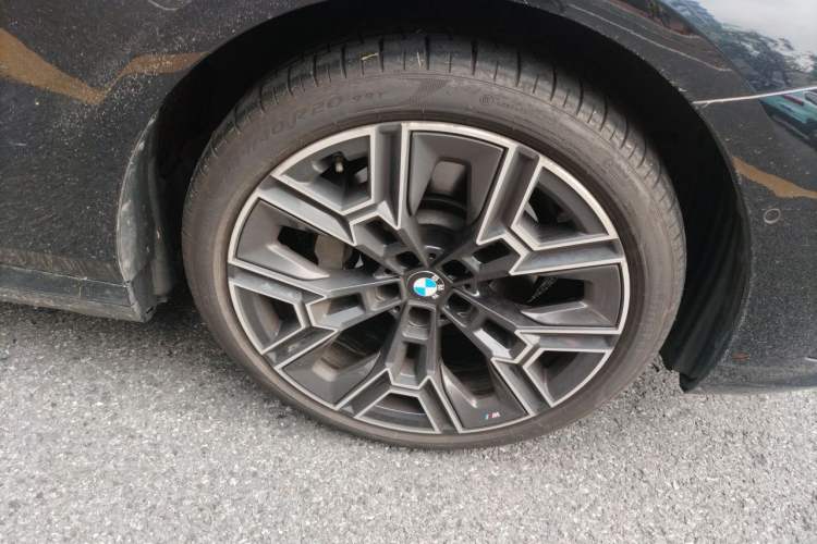 Used BMW 5 Series 2025 530Li Luxury Edition M Sport Package Right Front Wheel Hub