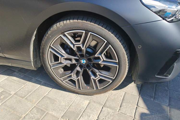Used BMW 5 Series 2025 530Li Luxury Edition M Sport Package Right Front Wheel Hub