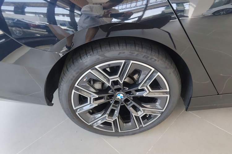 Used BMW 5 Series 2025 530Li Luxury Edition M Sport Package Right Front Wheel Hub