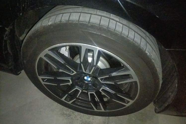 Used BMW 5 Series 2025 530Li Leading Model M Sport Package Right Front Wheel Hub