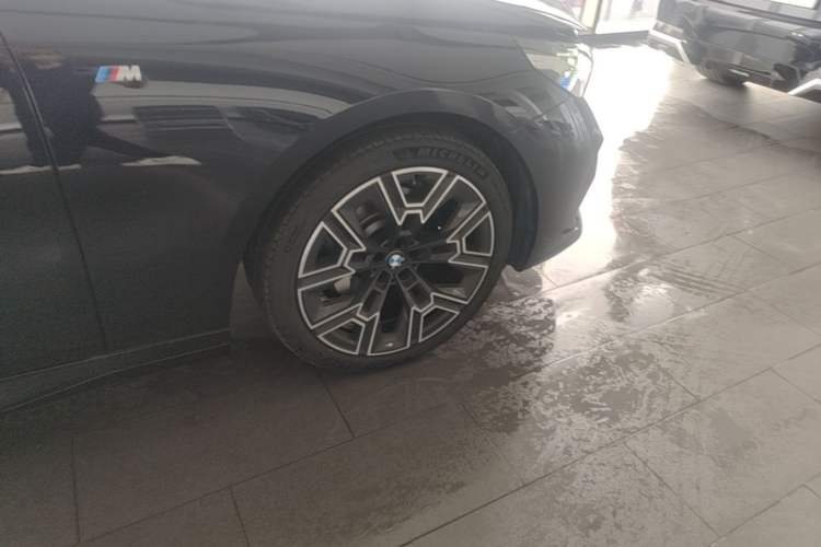 Used BMW 5 Series 2025 530Li Luxury Edition M Sport Package Right Front Wheel Hub