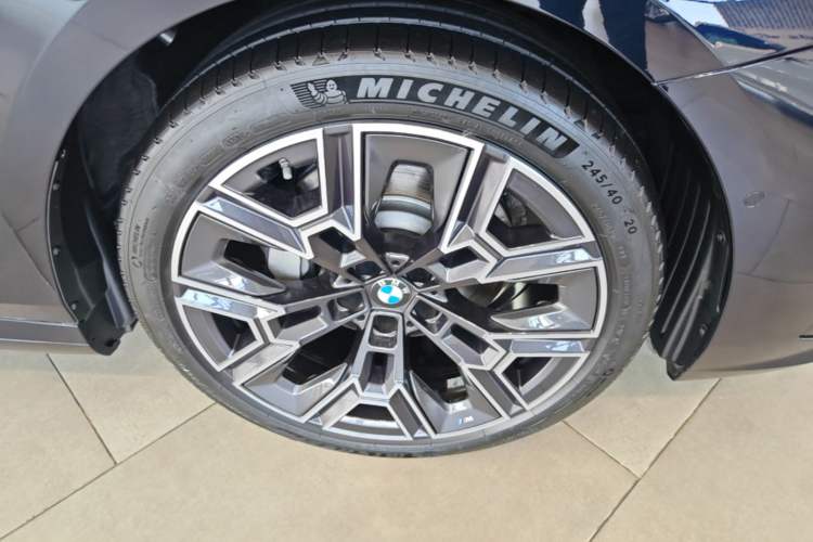 Used BMW 5 Series 2025 530Li Luxury Edition M Sport Package Right Front Wheel Hub