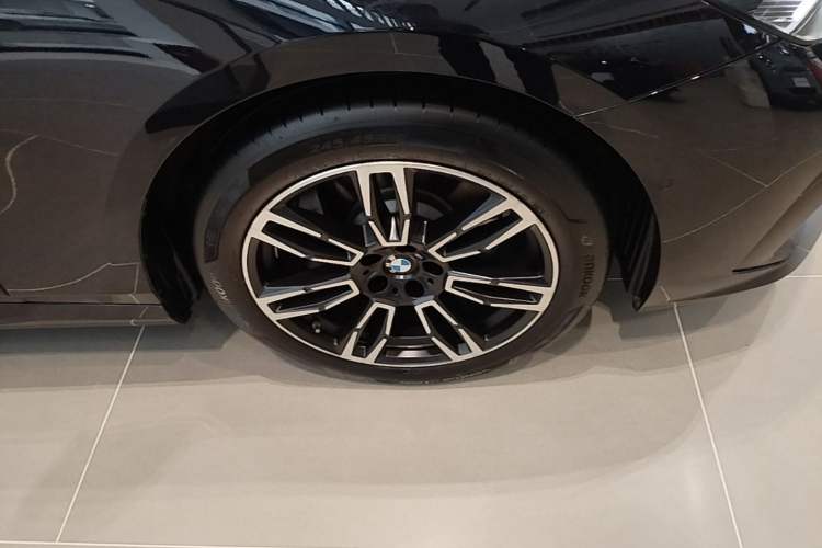 Used BMW 5 Series 2025 530Li Leading Model M Sport Package Right Front Wheel Hub