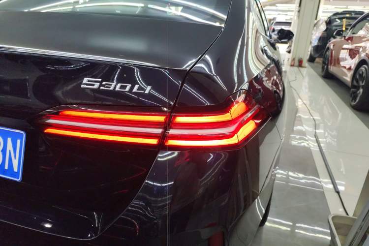 Used BMW 5 Series 2025 530Li Luxury Edition M Sport Package Right Rear Taillight