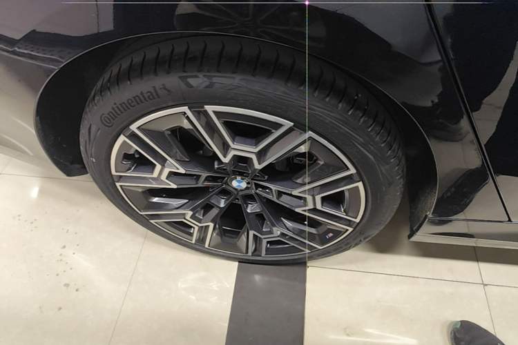 Used BMW 5 Series 2025 530Li Luxury Edition M Sport Package Right Rear Wheel Hub