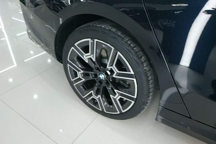 Used BMW 5 Series 2025 530Li Luxury Edition M Sport Package Right Rear Wheel Hub