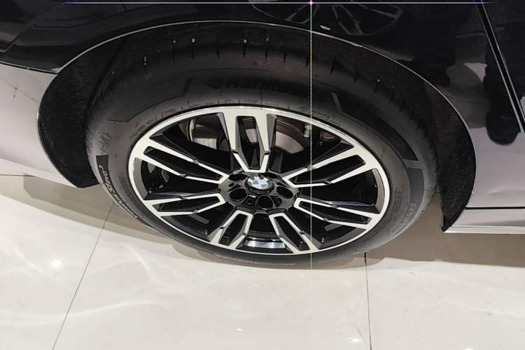 Used BMW 5 Series 2025 530Li Leading Model M Sport Package Right Rear Wheel Hub